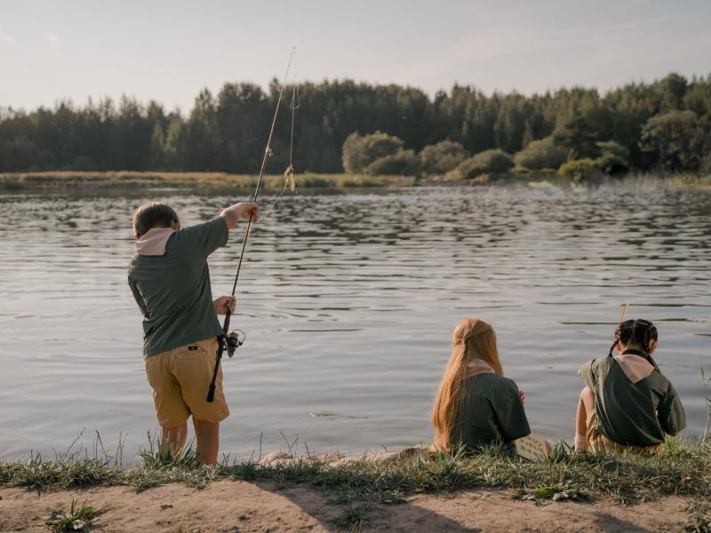 Les enfants de Cossé-en-Champagne au plan d'eau